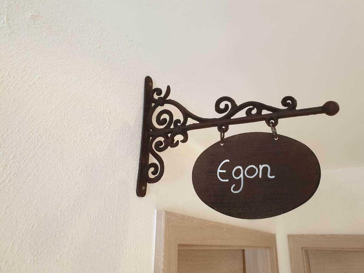 Beim Hooch. Egon Brucktal Exterior foto